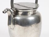 une théière en argent avec une poignée sur fond blanc