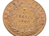 une image représentant une pièce d'or ornée d'une couronne de feuilles