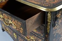 Commode à façade légèrement cintrée en placage d'ébène et ma… (photo 5)