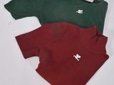 une paire de pulls tricotés rouge et vert ornés d'une applique en forme de cerf