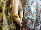 une statue représentant une femme tenant une banane à la main