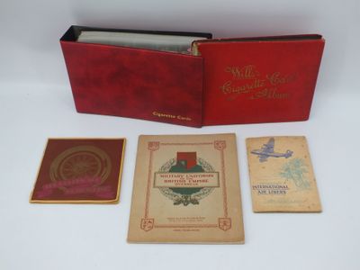 un vieux livre à la couverture rouge et quelques autres livres