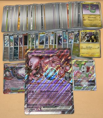 une photo montrant une collection de cartes Pokémon posées sur une table