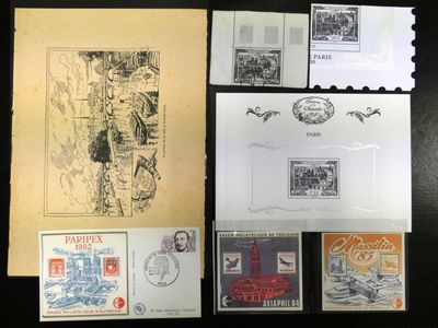 plusieurs types de timbres et de cartes postales posés sur une table