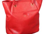 un sac cabas en cuir rouge sur fond blanc