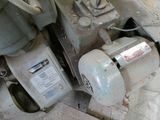 a machine that is sitting on the ground next to a wall