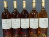 six bouteilles de vin sont alignées dans une rangée