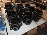 une table sur laquelle se trouvent de nombreuses tasses noires