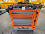un gros plan d'une armoire à outils orange dans un entrepôt