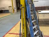 une échelle appuyée contre un poteau à l'intérieur d'un bâtiment