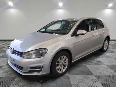 La Volkswagen Golf argentée est garée dans une grande pièce.