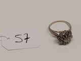 une petite bague sertie d'un diamant, à côté d'une étiquette de prix