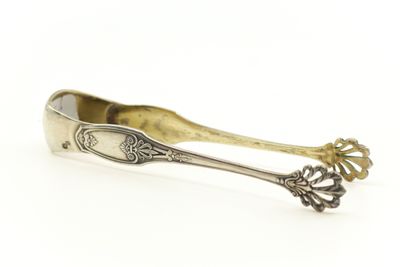 cuillère en argent ornée d'une fleur, posée sur un fond blanc