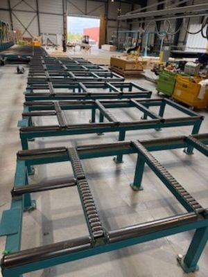 une image d'un grand entrepôt rempli de nombreux équipements métalliques