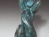 sculpture représentant un chat assis sur le dos sur une surface blanche