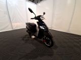 un scooter garé à l'intérieur d'une tente