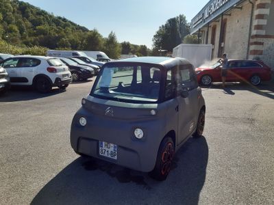 une petite voiture garée dans un parking