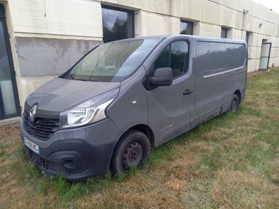 la camionnette grise est garée devant un bâtiment