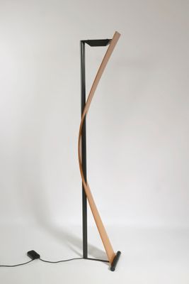 l'image d'une lampe posée sur une surface blanche