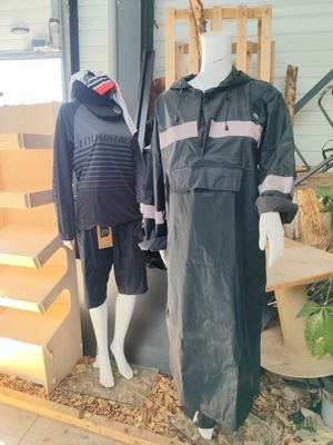 deux mannequins vêtus de vêtements de pluie exposés
