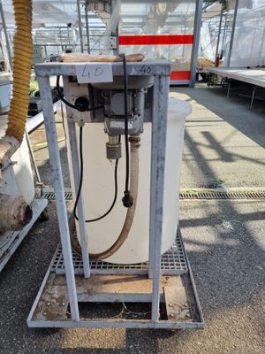 une machine qui se trouve au milieu d'un bâtiment