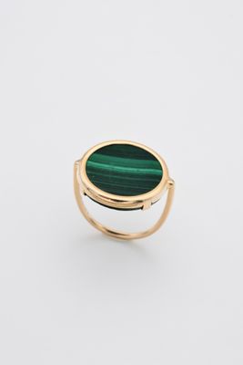 une bague plaquée or avec une pierre verte au centre