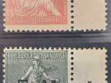 quatre timbres différents représentant une femme et un homme