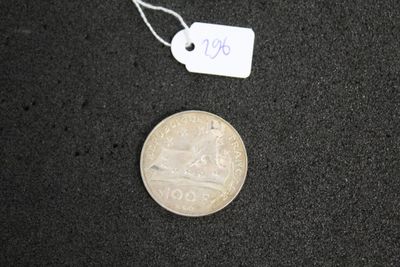 une petite pièce sur laquelle est collée une étiquette de prix, à côté d'une pièce encore plus petite