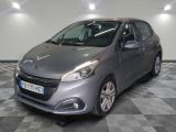 la voiture grise est garée dans le garage sur un sol en damier