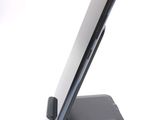 a cell phone that is sitting on top of a stand