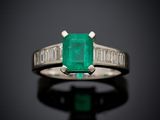 une bague en émeraude et diamant