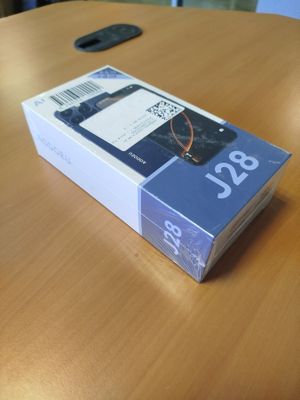 une boîte posée sur une table, dans laquelle se trouve une montre