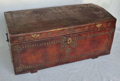 une vieille malle en cuir ornée d'un motif décoratif sur le dessus
