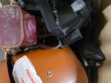 plusieurs bagages sont rangés dans un carton