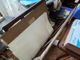 une pile de papiers posée par terre à côté d'un bureau