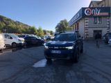 des voitures garées sur un parking devant un immeuble