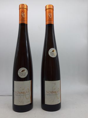 deux bouteilles de vin posées l'une à côté de l'autre sur une table