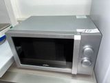 un micro-ondes posé sur le comptoir d'une cuisine