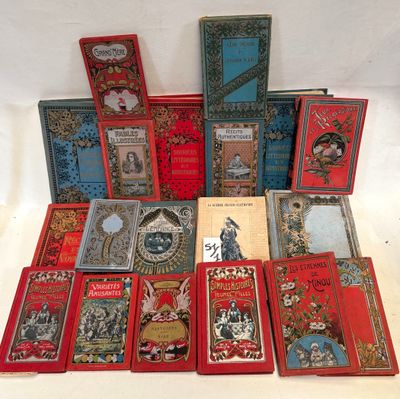 un grand nombre de livres posés sur une table