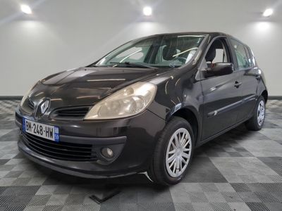 la photo d'une petite voiture noire garée dans un garage