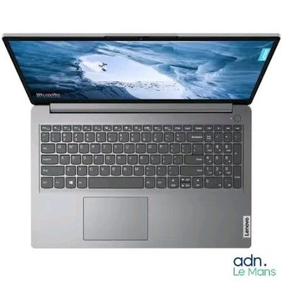 gros plan d'un ordinateur portable sur une surface blanche