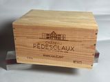 une boîte en bois portant un logo