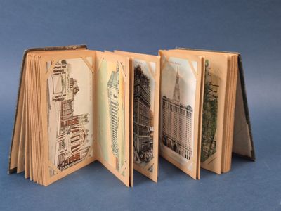 un livre ouvert sur lequel figure l'image d'une ville