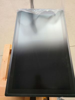 une photo d'une tablette posée sur un support en bois
