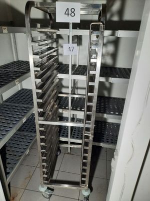 une étagère métallique portant un numéro, située dans une pièce