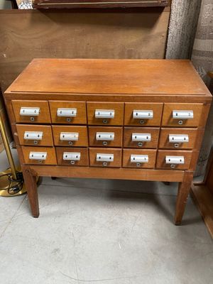 une armoire en bois comportant de nombreux tiroirs