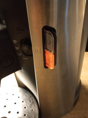 une cafetière posée sur une table