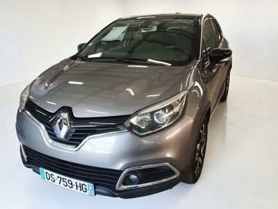 une voiture argentée garée dans une pièce blanche