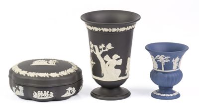 trois vases placés l'un à côté de l'autre