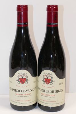 deux bouteilles de vin posées sur une table l'une à côté de l'autre